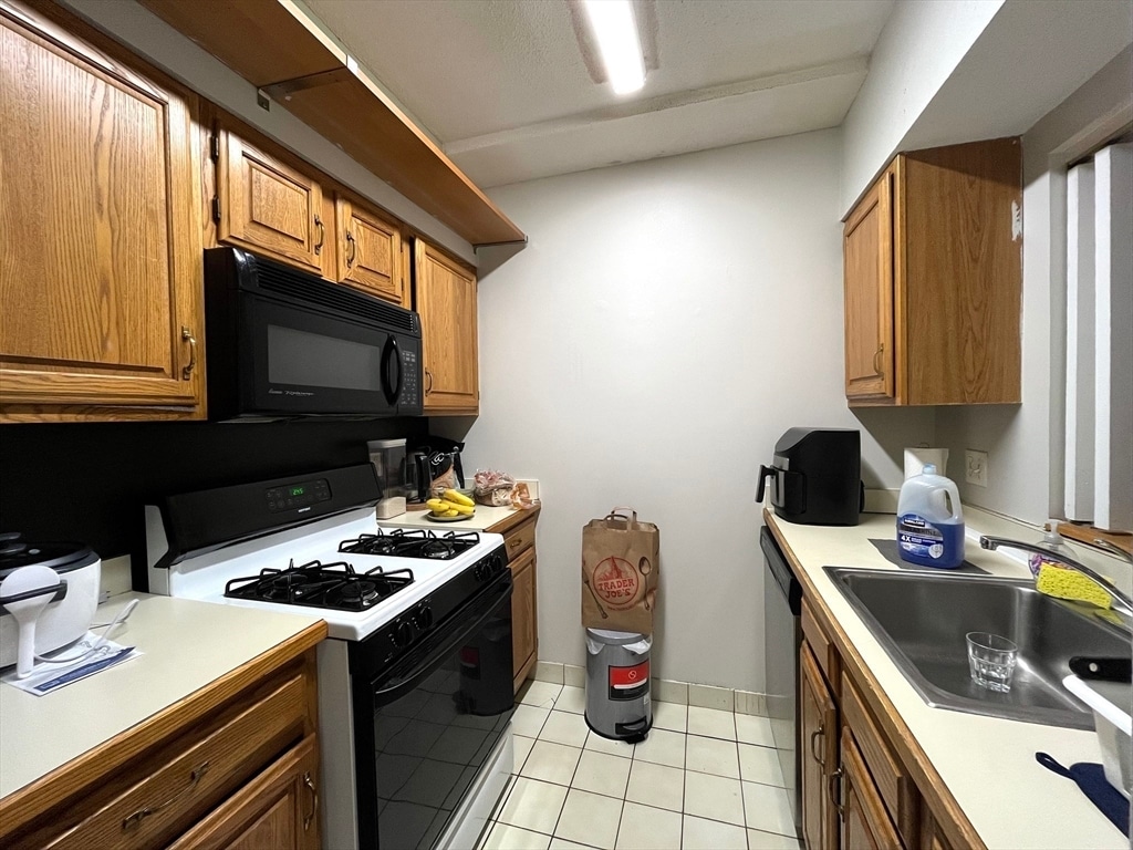 Building Photo - 147 Kelton St