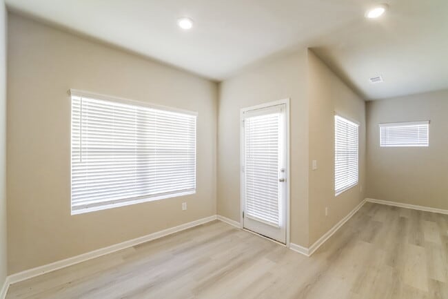 Building Photo - 501 Brady Dr