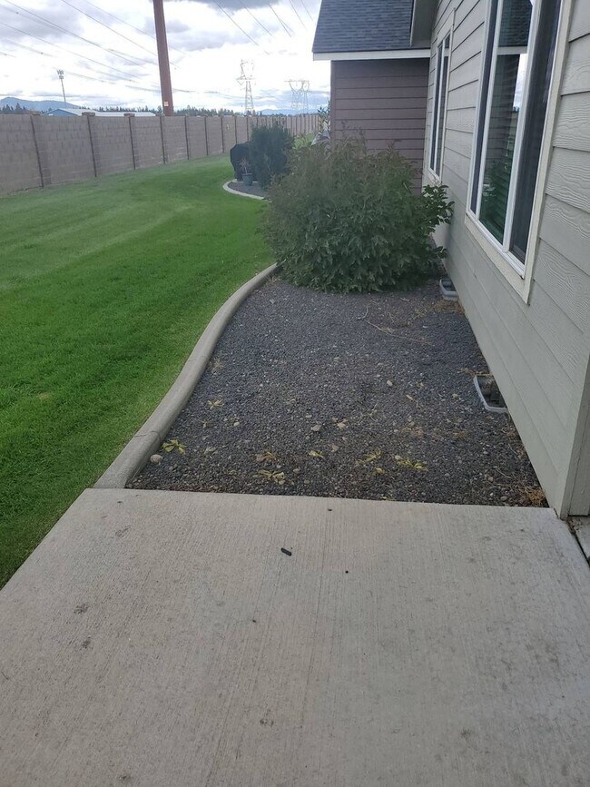 Building Photo - Beautiful home for rent in The Radiant Lake Estates!