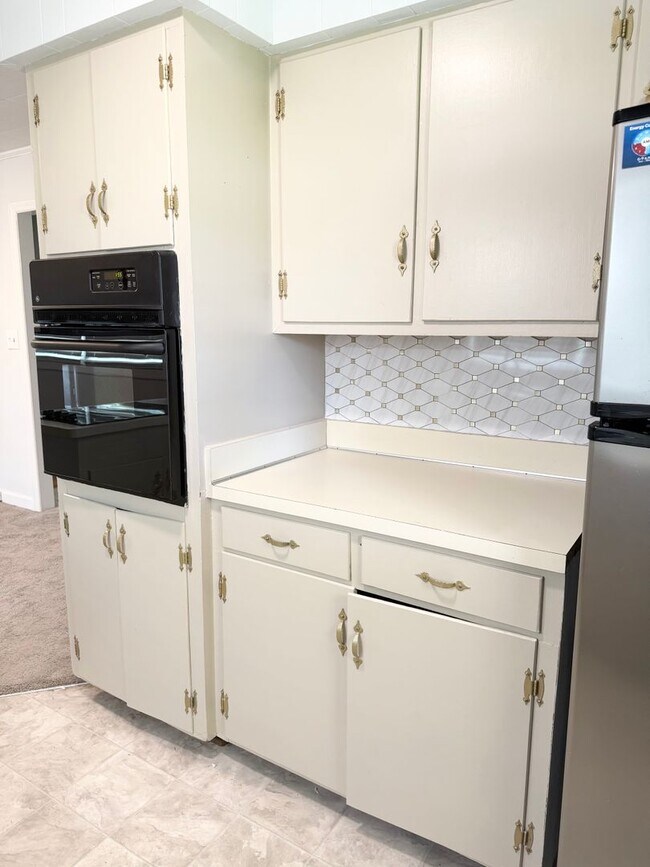 Building Photo - Charming Move-In Ready Home with Bonus Space & Spacious Yard!