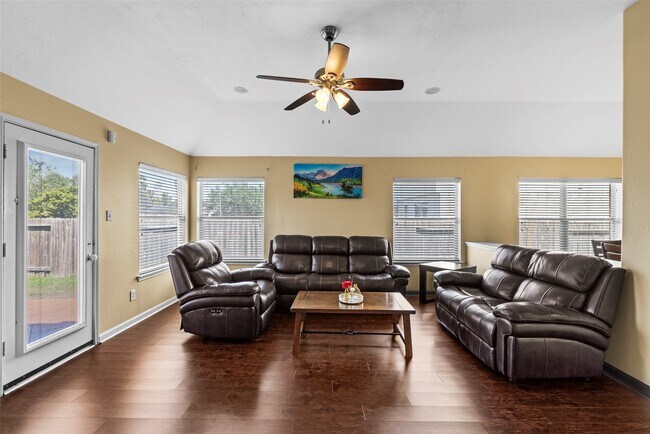 Building Photo - 511 Plantain Ln