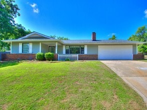 Building Photo - 3 Bedroom 1 Bath Home w/ 2 car garage in Shawnee