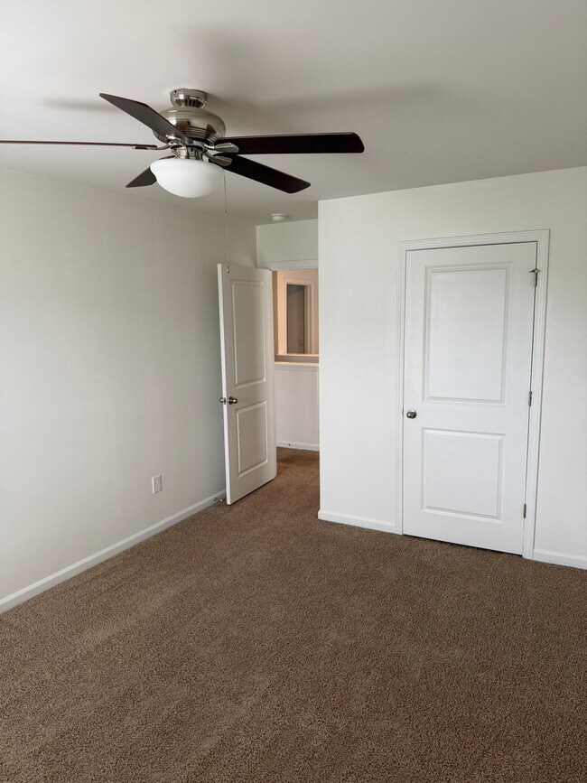 Building Photo - 5033 Pratt Dr