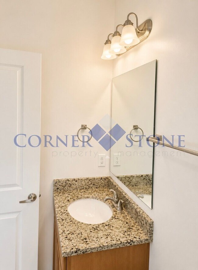 Building Photo - Charming Townhouse Close To The Village!