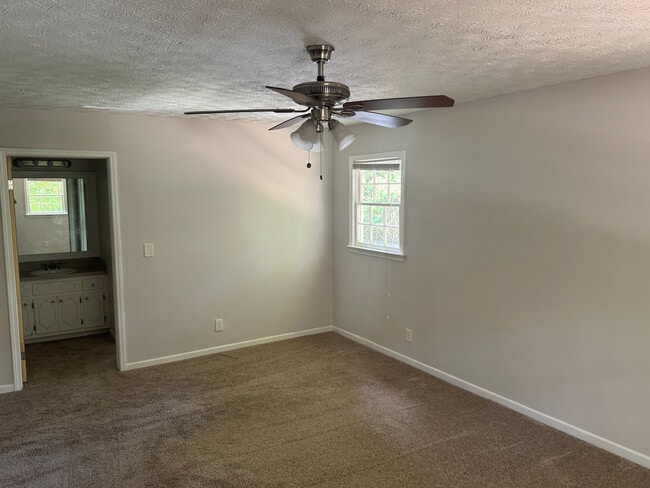 Building Photo - Room in House on Willowbrook Dr