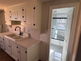 full size eat -in kitchen - 64 Plymouth St