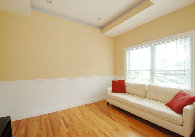 Building Photo - 638 Hope St