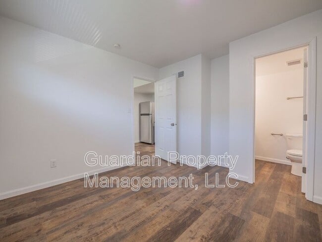 Building Photo - 1121 N College Dr