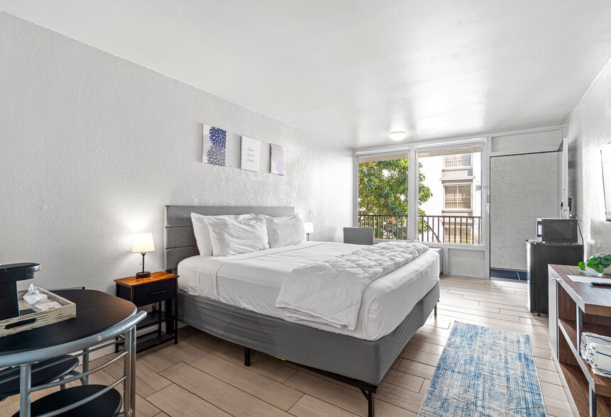 Building Photo - Hotolos Hollywood Apartments