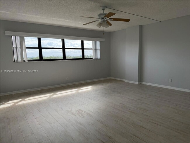 Building Photo - 3200 Port Royale Dr N