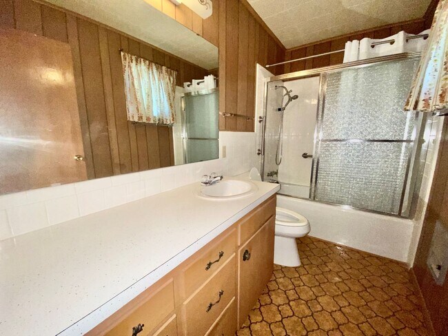 Building Photo - HUGA, Adorable 4 bedroom 3 bath home plus bonus room! MUST SEE to appreciate!