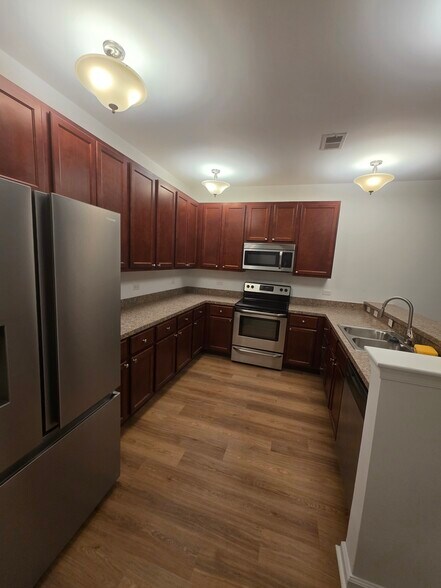 Building Photo - 730 Lacy Oak Dr