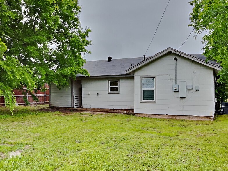 Building Photo - 604 Globe Ave