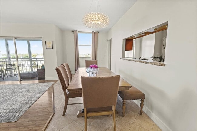 Building Photo - 4400 Hillcrest Dr