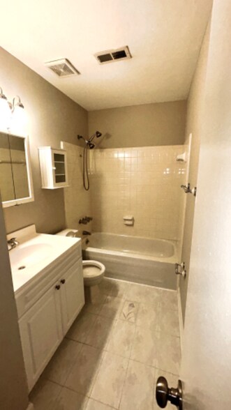 Building Photo - 7103 Lydgate Dr