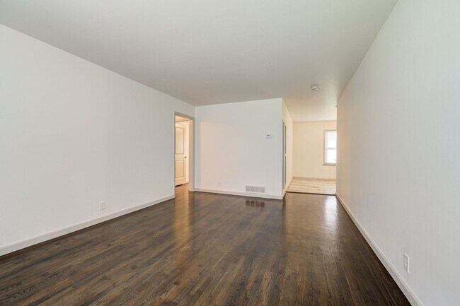 Building Photo - * * * $500 Move-In Special * * * Charming ...