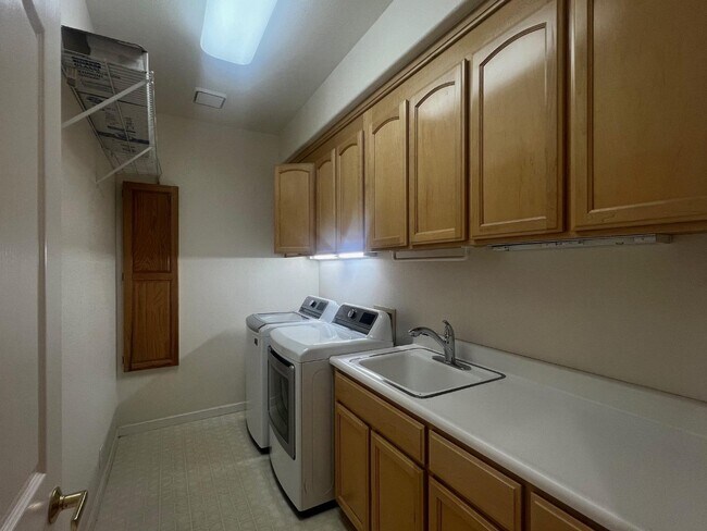 Building Photo - 6041 Assisi Ct