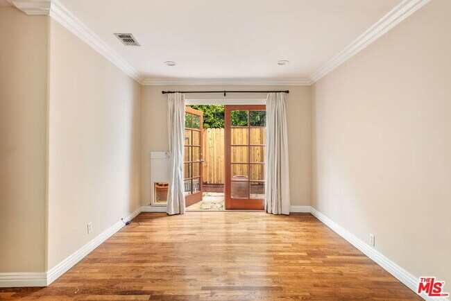 Building Photo - 1134 N Poinsettia Pl