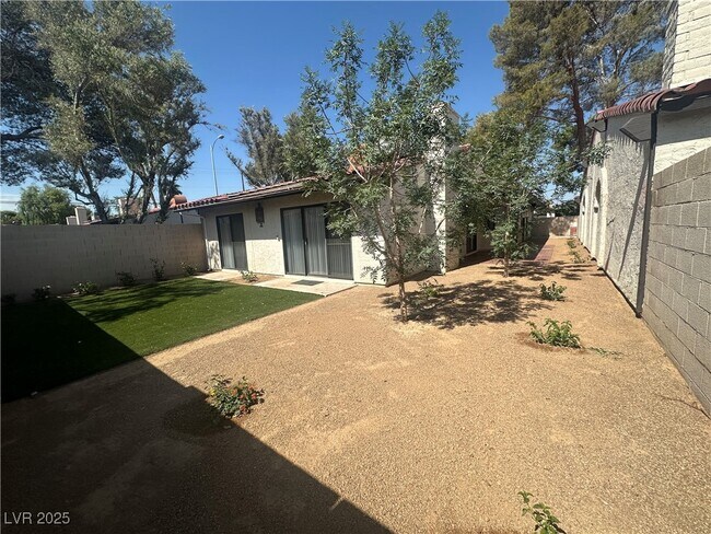 Building Photo - 4180 Blue Heron Ct