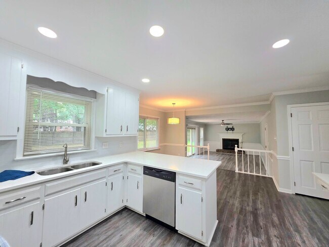 Building Photo - 415 Rosewood Ln