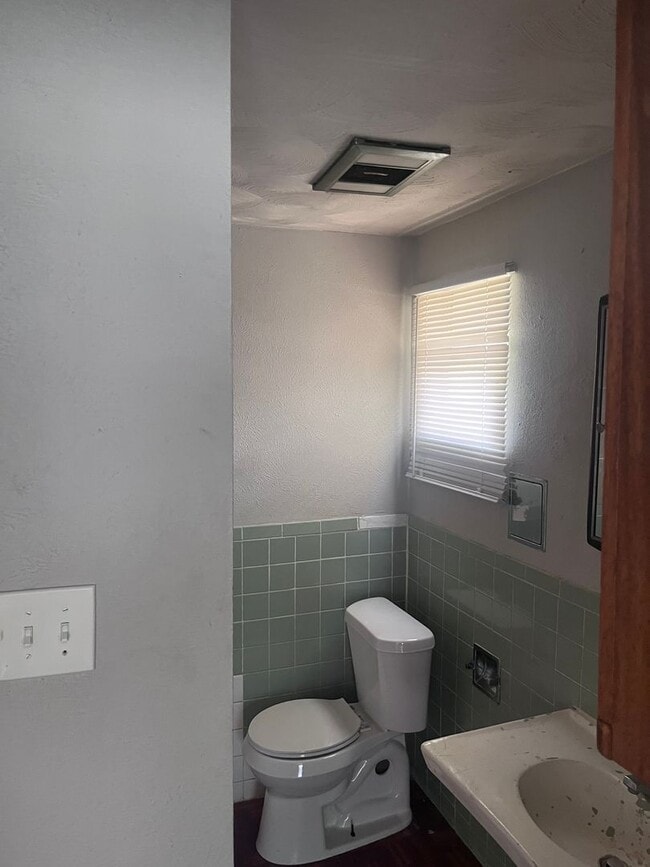 Building Photo - 2/1 in Southeast Sherman Near Rosedale Park