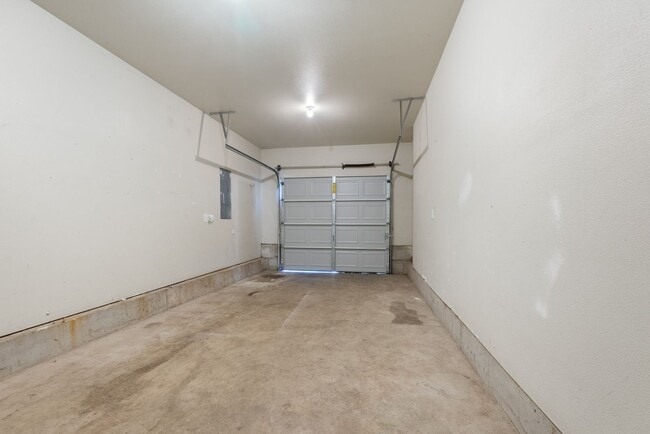 Building Photo - Beautiful 4bed/2.5bath