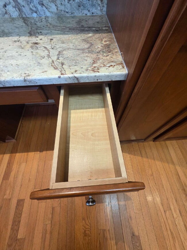 Building Photo - Spacious 4-Bedroom Home for Rent in Kings ...