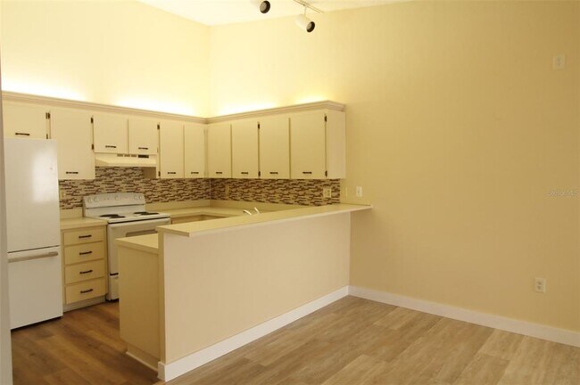 Building Photo - 3400 Crystal Ct W