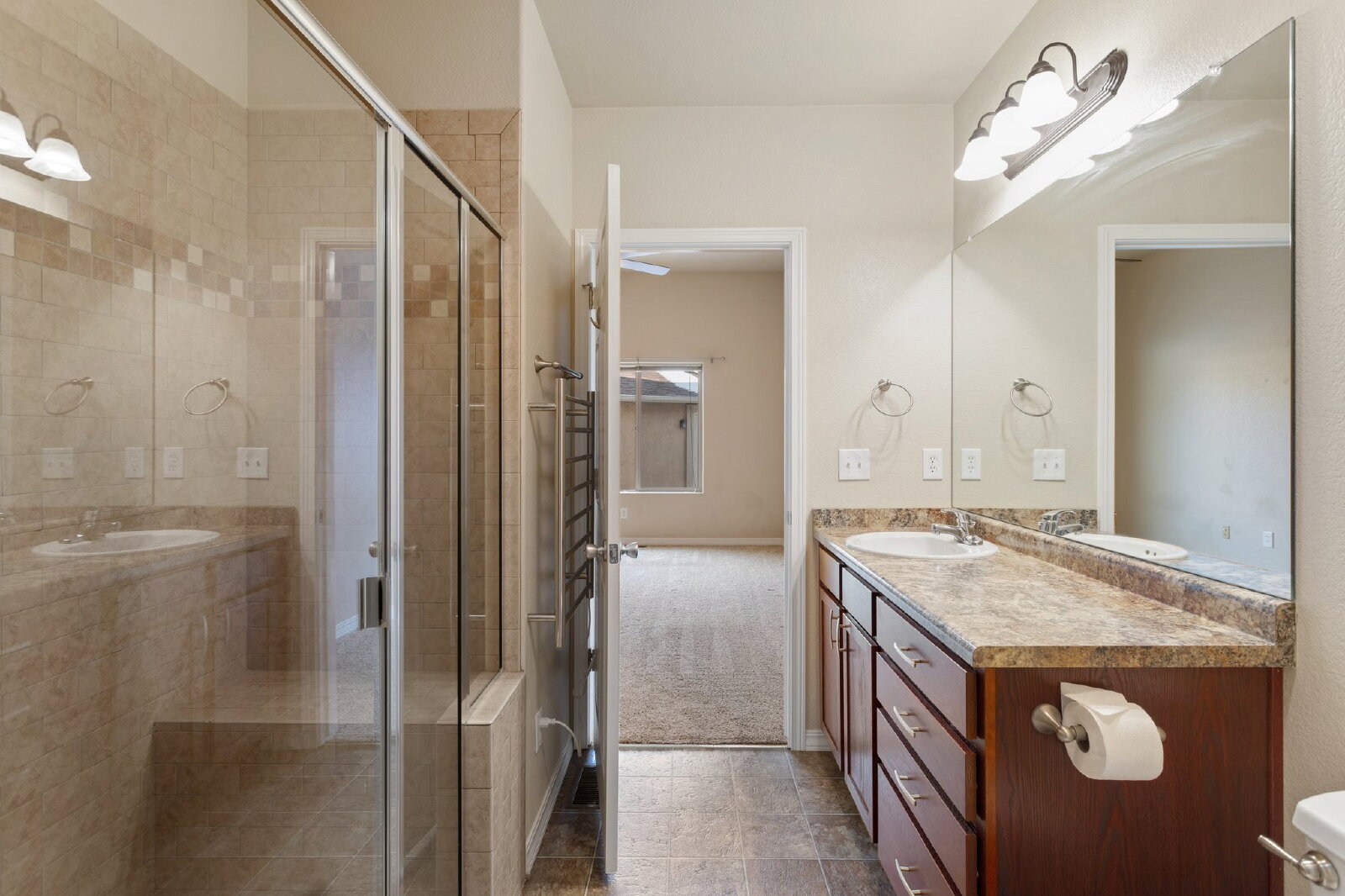 Building Photo - Westside 2-Bed Condo with Mountain Views a...