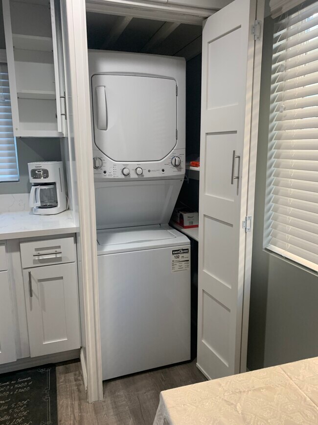 Building Photo - 145 S La Peer Dr