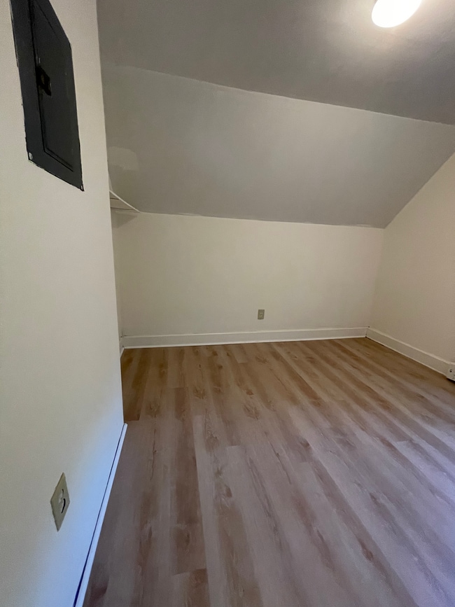 Building Photo - 149 Bowles St