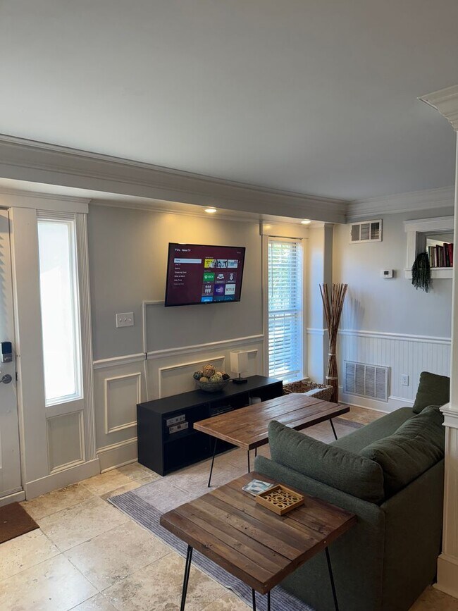 Building Photo - 6-Month Lease Option Available — Stylish First-Floor Condo by Daffin Park with All-Inclusive Util...