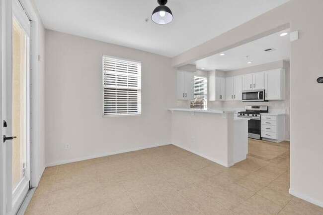 Building Photo - 4 Bed 2.5 Bath Townhome w/ Attached 2-Car ...