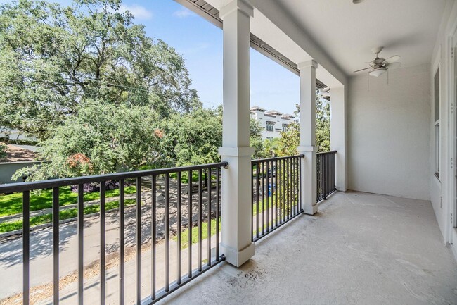 Building Photo - Large 3 Bed 3.5 Bath 2 Car Garage Townhous...