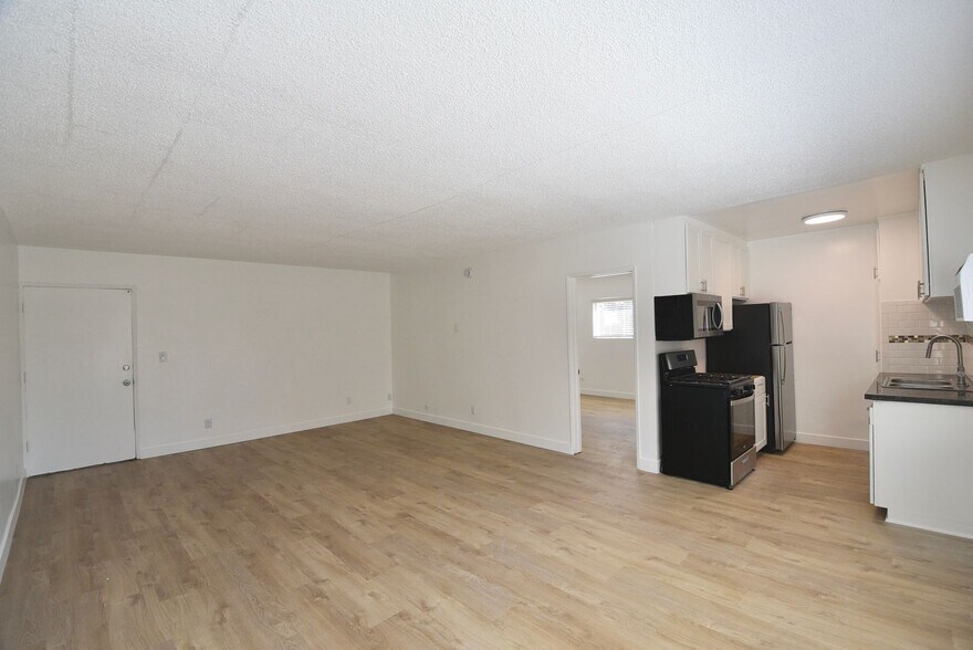 Building Photo - 5255 Blakeslee Ave