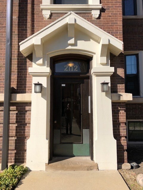 Building Photo - 2112 W North Ave