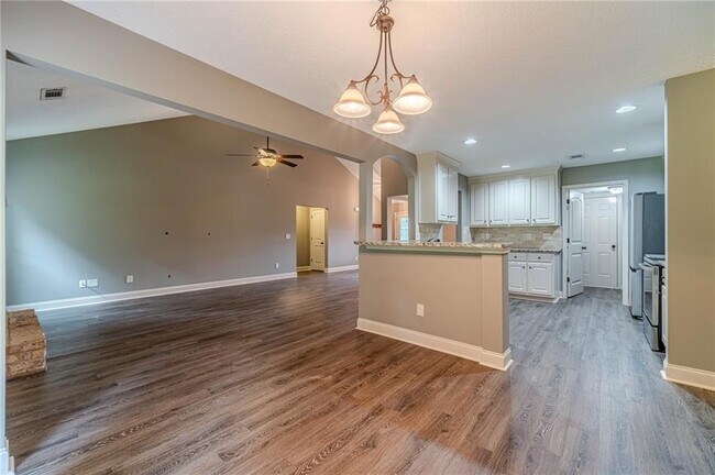 Building Photo - 511 Lena Dr