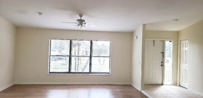 Building Photo - 607 SW Lucero Dr