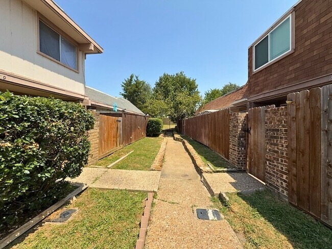 Building Photo - 2613 Amherst Ct