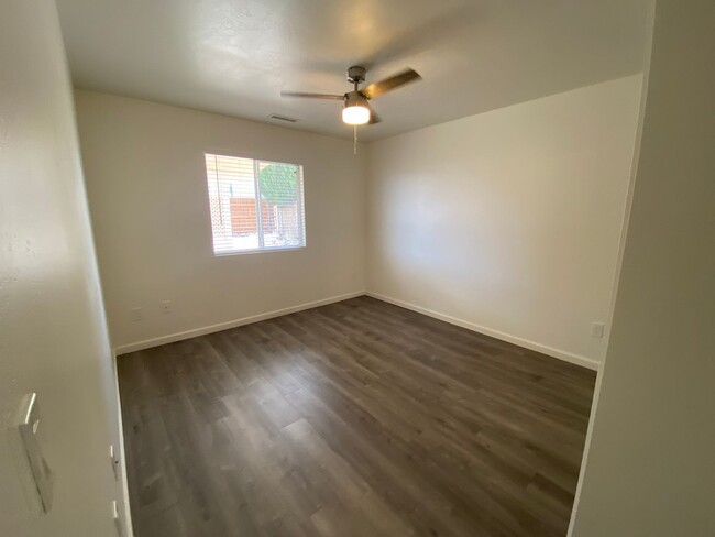 Building Photo - 6000 N Rockland Dr