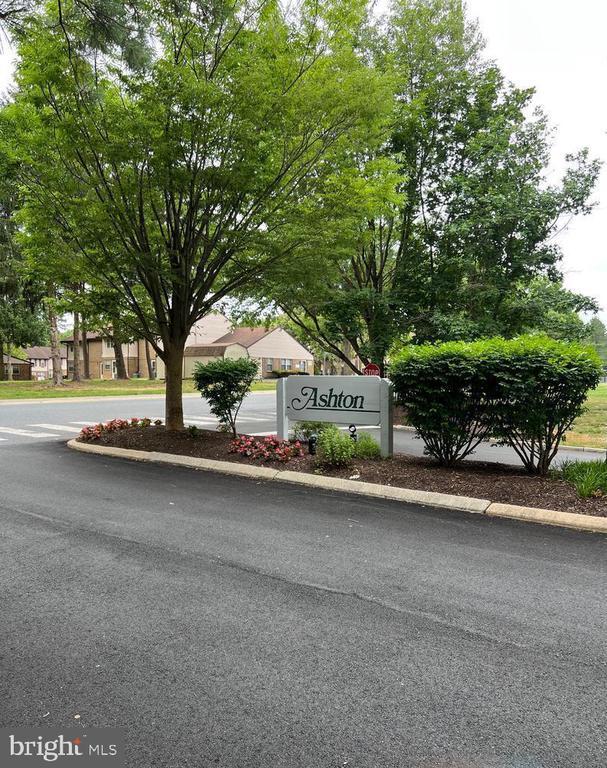 Building Photo - 102 STONEHURST Ct