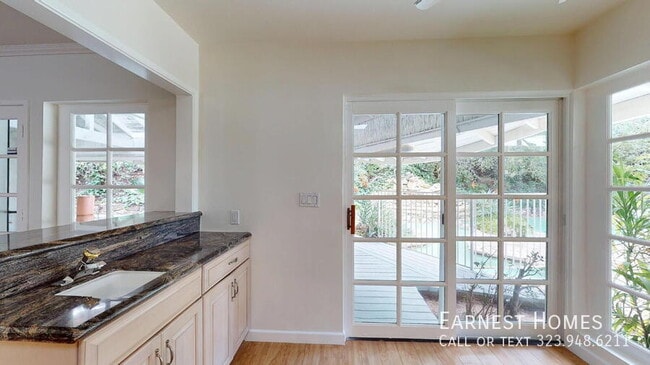 Building Photo - 4121 Hayvenhurst Dr