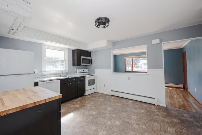 Building Photo - 245 Calef Rd