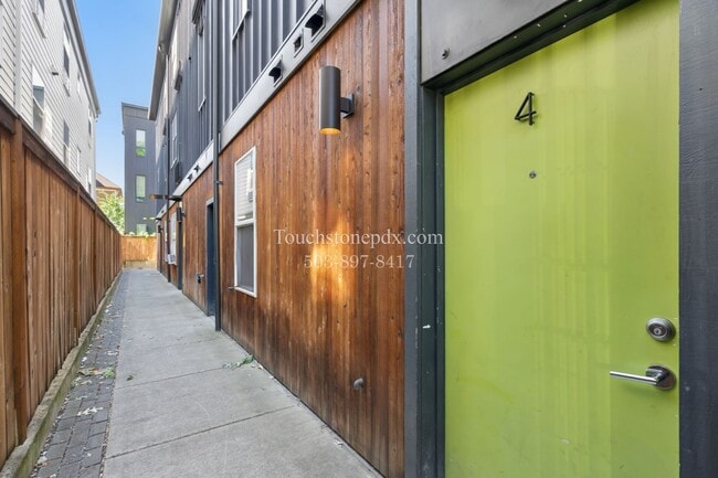 Building Photo - Ground-Level Modern Apartment at Bradley Commons!