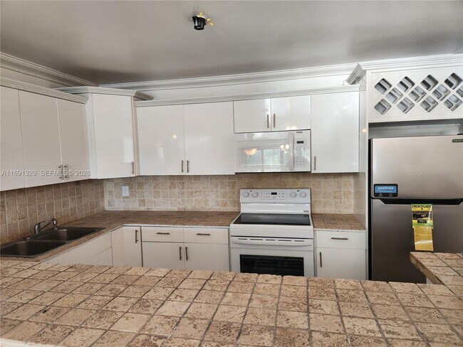 Building Photo - 14850 Naranja Lakes Blvd