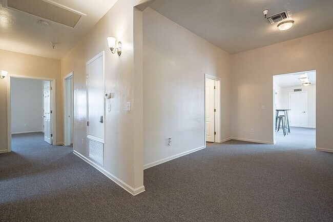 Building Photo - 928 E 6th St