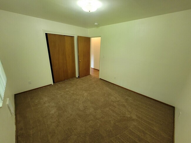 Building Photo - Lovely 2 Bed + 1 Bath in Forest Grove!! Near Pacific University!