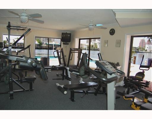 Building Photo - 2900 NE 30th St