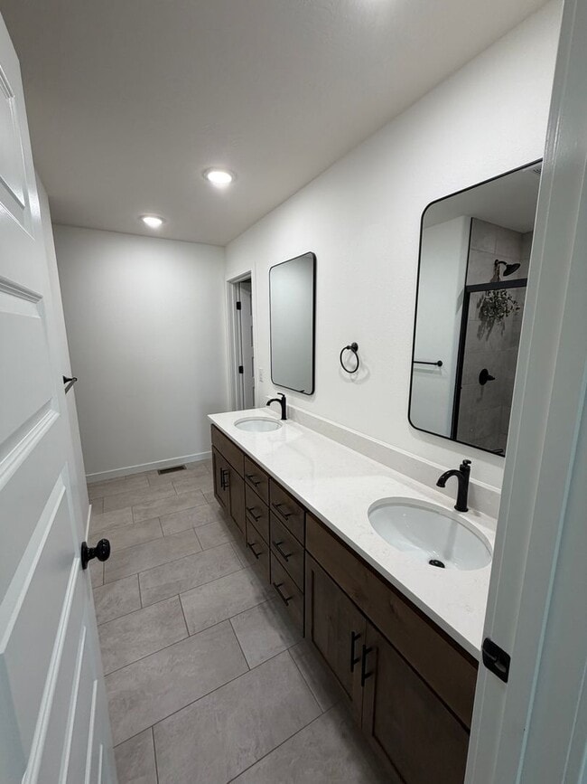 Building Photo - REMODELED 5 Bedroom | 3 Bathroom | 3 Car Garage HOME -- 3,554 sqft | BASEMENT! | NIXA SCHOOLS | F...