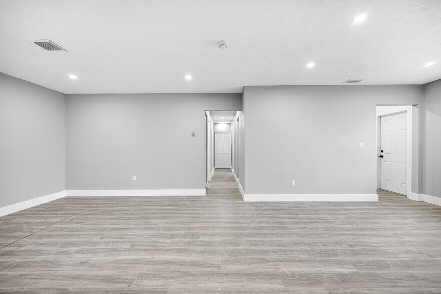 Building Photo - 643 NE 149th St